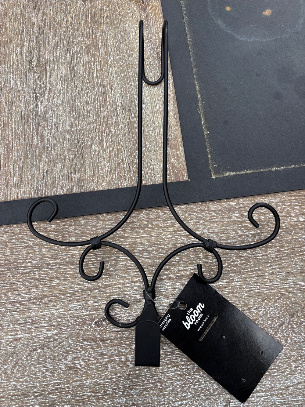 bloom Black Decorative wreath holder